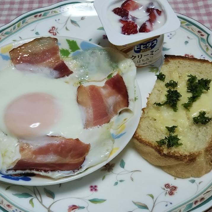 ベーコンエッグとチーズトーストとヨーグルト☆